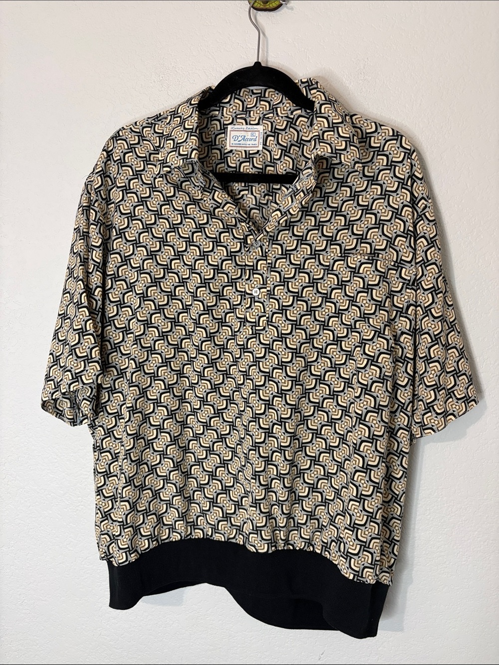 Stylish Geometric Short-Sleeve Shirt - Black & Cream